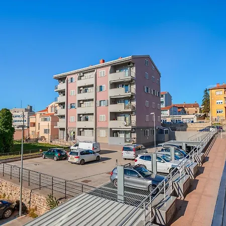 Centre, Modern App 2+2, Free Parking Pula