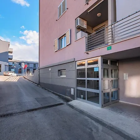 Centre, Modern App 2+2, Free Parking Pula