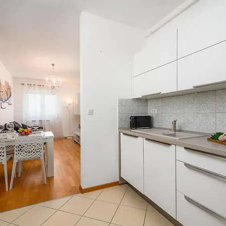 Centre, Modern App 2+2, Free Parking Apartment Pula