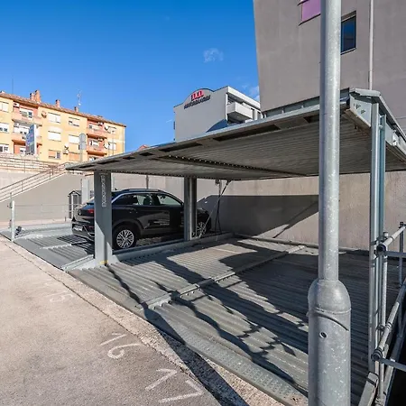Centre, Modern App 2+2, Free Parking Apartment